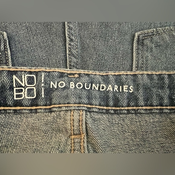 No Boundaries Distressed Blue Jeans - Picture 7 of 8